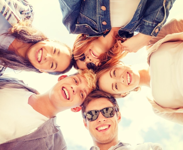 férias de verão e conceito adolescente - grupo de adolescentes olhando para baixo