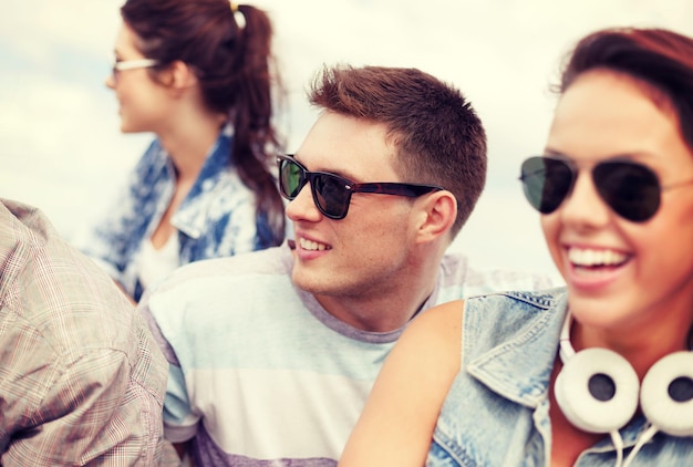 férias de verão e conceito adolescente - grupo de adolescentes pendurados do lado de fora