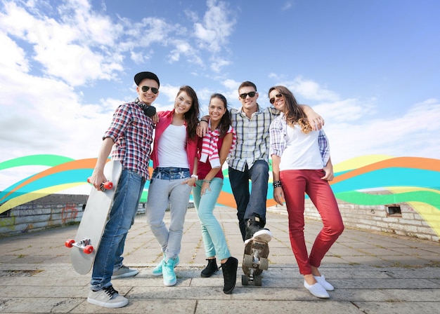 férias de verão e conceito de adolescente - grupo de adolescentes com patins do lado de fora