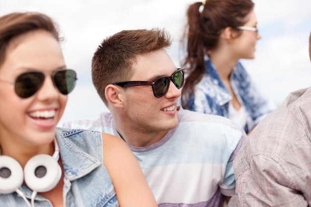 férias de verão e conceito de adolescente - grupo de adolescentes do lado de fora