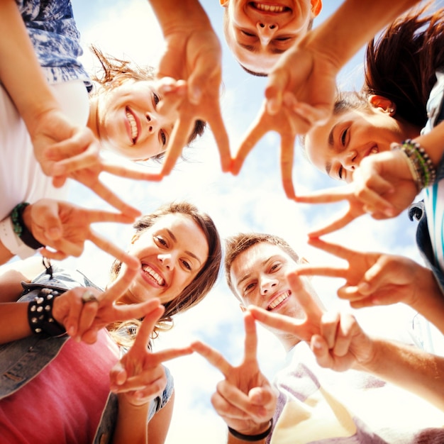 férias de verão e conceito de adolescente - grupo de adolescentes mostrando o gesto do dedo cinco