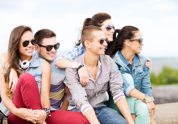 Férias de verão e conceito de adolescente - grupo de adolescentes saindo de casa