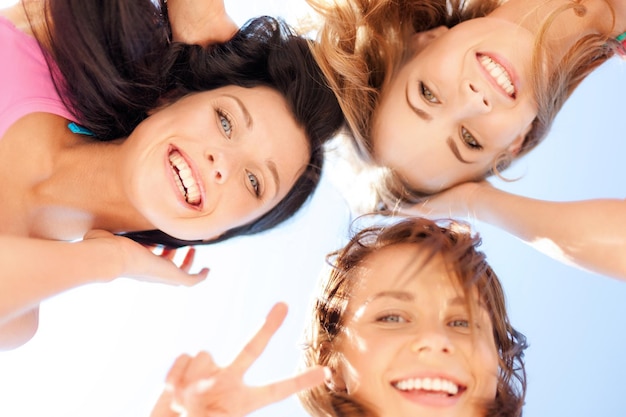 férias de verão e férias - meninas rostos com sombras olhando para baixo