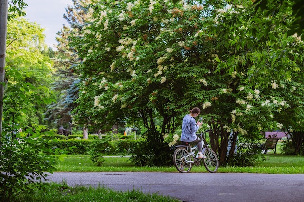 Férias de verão e viagens de esportes de bicicleta e atividades ao ar livre garota de bicicleta no parque