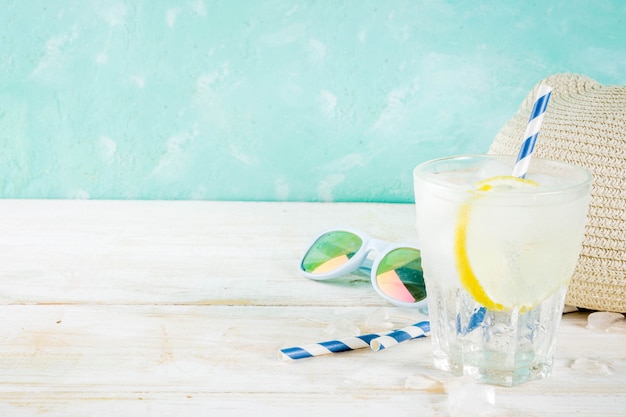 Férias de verão férias conceito plano de fundo, chapéu, óculos de sol, bebida gelada