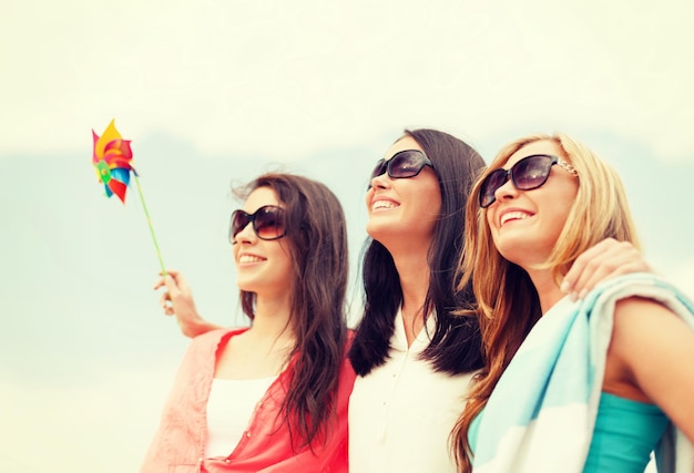 Férias de verão, férias e conceito de atividades de praia - meninas sorridentes em tons se divertindo na praia