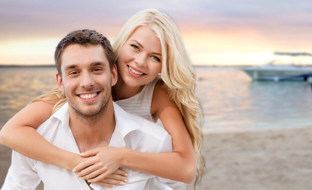 férias de verão, férias, namoro e conceito de viagem - casal feliz se divertindo sobre fundo de praia tropical