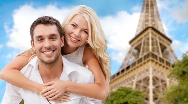 férias de verão, férias, namoro e conceito de viagem - casal feliz se divertindo sobre o fundo da torre eiffel