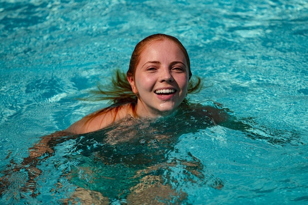 Férias de verão. Mulher na piscina. . Menina sorridente nadando.