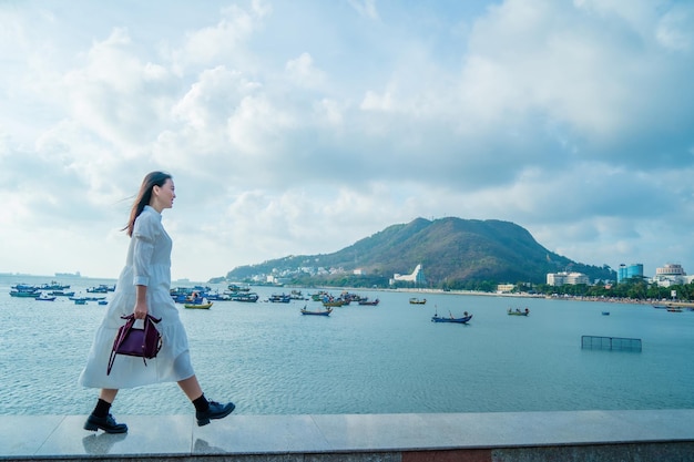 Férias de verão Mulheres asiáticas sorridentes relaxando e andando na praia Vung Tau tão feliz