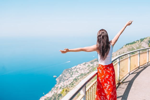 Férias de verão na Itália. Jovem mulher na vila de Positano, Costa Amalfitana, Itália