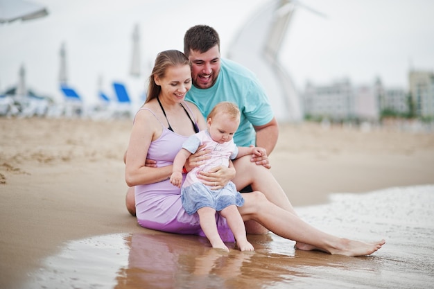 Férias de verão Pais e pessoas atividade ao ar livre com crianças Boas férias em família Pai grávida mãe bebê filha na praia de areia do mar