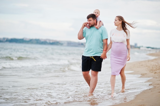 Férias de verão pais e pessoas atividade ao ar livre com crianças boas férias em família pai grávida mãe bebê filha na praia de areia do mar