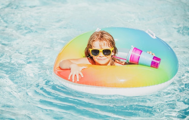 Férias de verão para crianças Fim de semana para crianças de verão Menino na piscina Criança no parque aquático no círculo de borracha inflável
