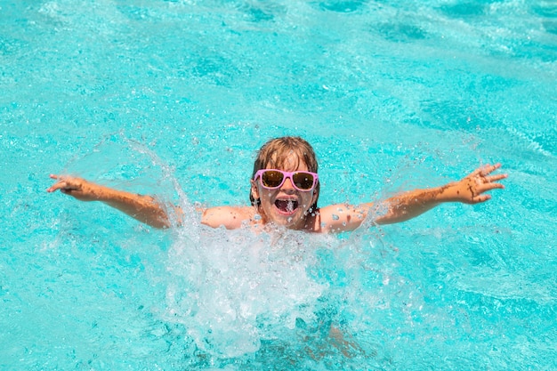 Férias de verão para crianças nadando e relaxando Crianças brincando na piscina Atividade de verão