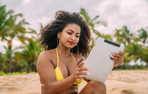 Férias de verão, tecnologia e conceito de internet