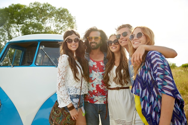 Férias de verão, viagem, férias, viagens e conceito de pessoas - sorrindo jovens amigos hippies sobre carro minivan