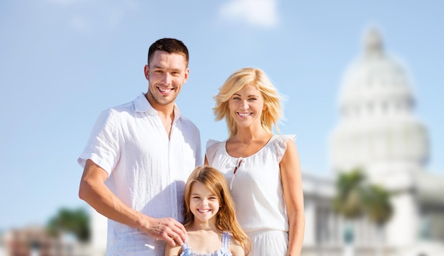 férias de verão, viagens, turismo e conceito de pessoas - família feliz sobre o fundo americano da casa branca