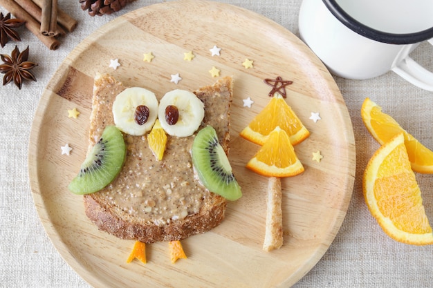 Férias divertidas coruja torrada com frutas, café da manhã comida