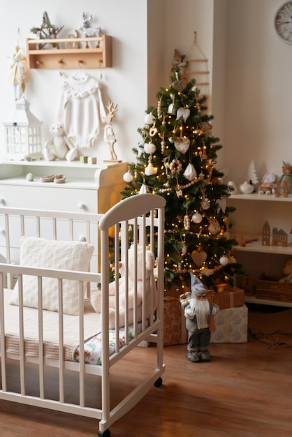 Férias e férias de inverno fundo de decoração de natal e ano novo árvore de natal e brinquedos decoração de natal do berçário interior do quarto das crianças