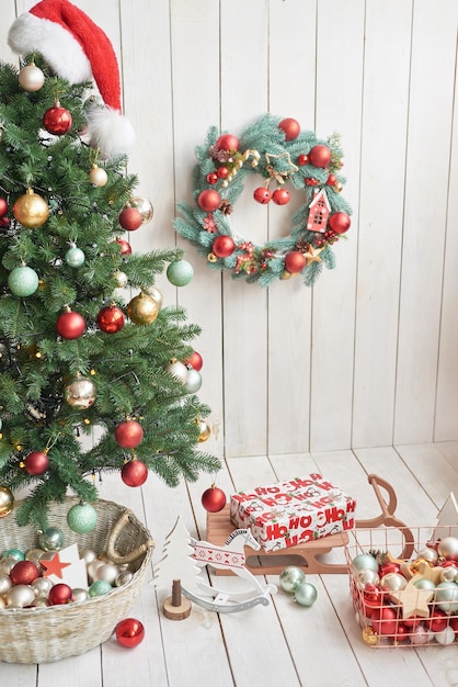 Férias e férias de inverno Fundo de decoração de Natal e Ano Novo Árvore de Natal e brinquedos Residência do Papai Noel Interior de férias