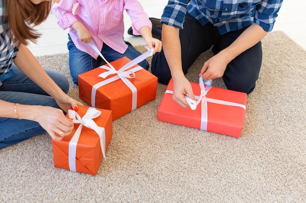 Férias e presentes conceito - retrato de uma família feliz abrindo presentes na época do Natal.