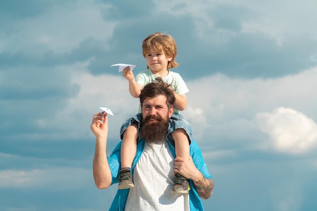 Férias em família e união pai e filho juntos papai e filho sorrindo e abraçando