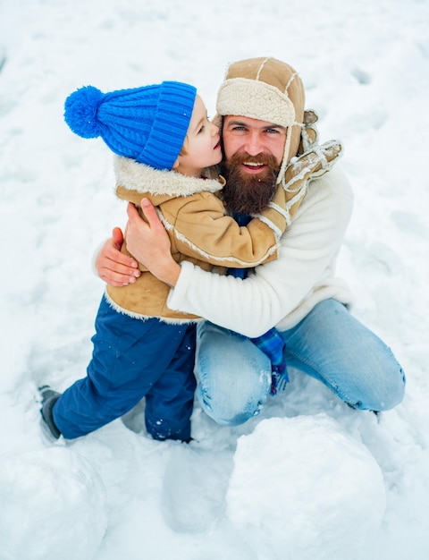 Férias em família e união papai e menino sorrindo e abraçando melhor jogo de inverno para família feliz