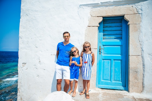 Férias em família na Europa. Pai e filhos vivem na cidade de Mykonos na Grécia