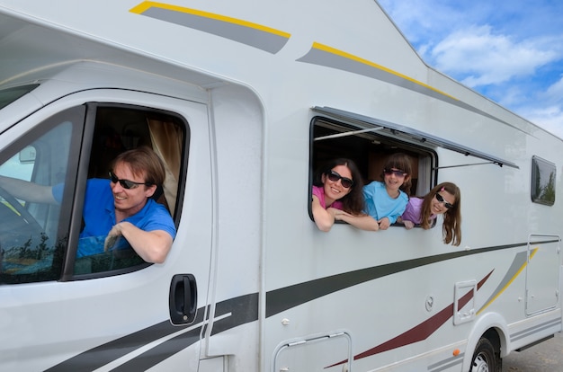 Foto férias em família, viagem de trailer (campista) com crianças, pais felizes com crianças se divertem na viagem de férias em motorhome