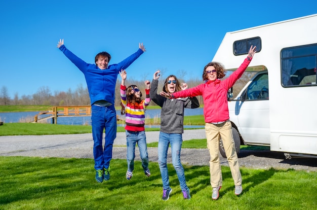 Férias em família, viagens de RV com crianças, pais felizes com crianças se divertem na viagem de férias no motorhome, exterior do campista