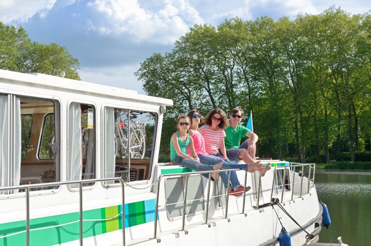 Foto férias em família, viajar no barco barcaça no canal, crianças felizes, se divertindo na viagem de cruzeiro no rio em casa flutuante