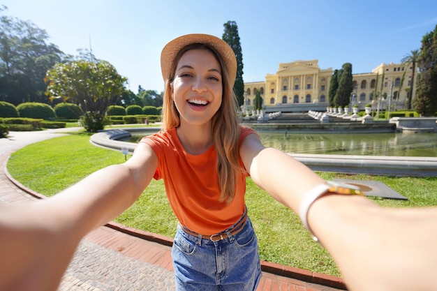 Férias em São Paulo Linda garota sorridente tira auto-retrato em São Paulo, Brasil