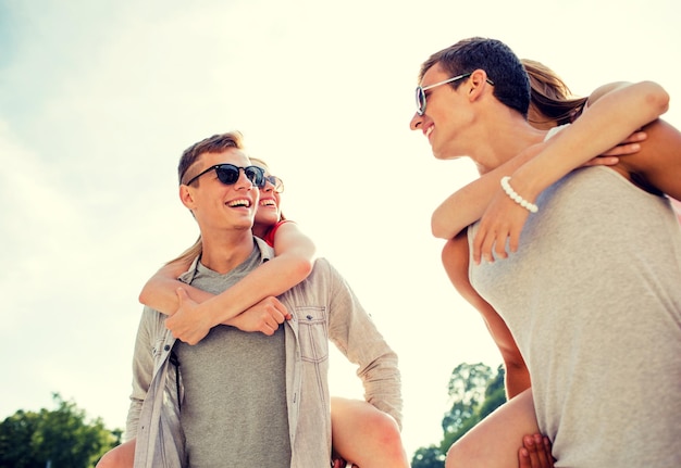 férias, férias, conceito de amor e amizade - casal sorridente se divertindo na cidade