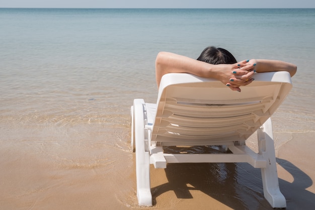 Férias, ligado, praia tropical mulher, descanso, ligado, a, cama praia, com, claro, oceânicos, água, fundo