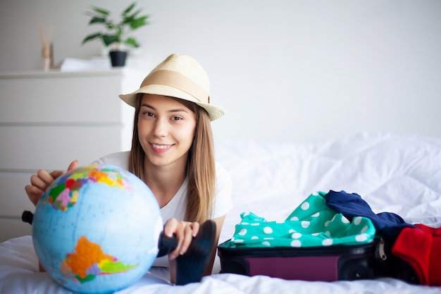 Férias, mulher que está se preparando para descansar