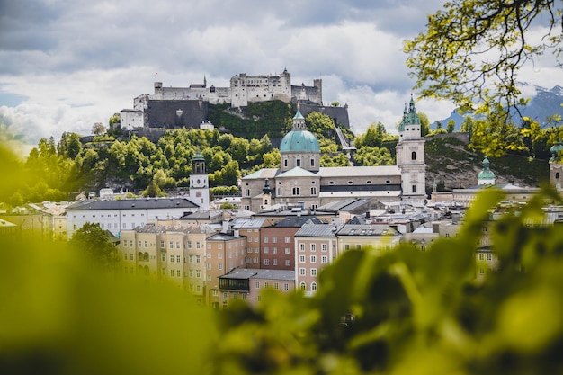 Férias na cidade velha de Salzburg Salzburg com fortaleza e catedral na primavera Áustria