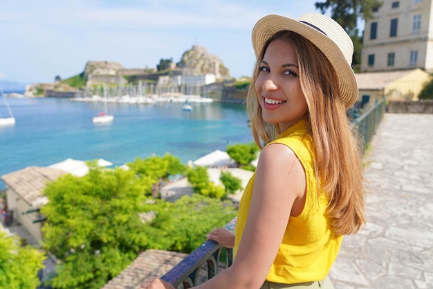 Férias na Grécia Retrato de uma jovem atraente olhando para a câmera Garota sorridente em Corfu Grécia