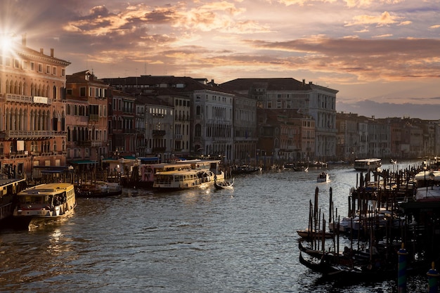 Férias na Itália Veneza Canais e gôndolas perto da Ponte Rialto e da Praça São Marcos ao pôr do sol