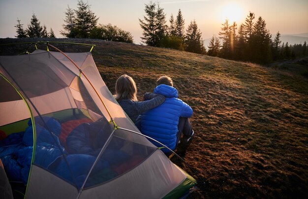 Férias no acampamento no início do outono nas montanhas