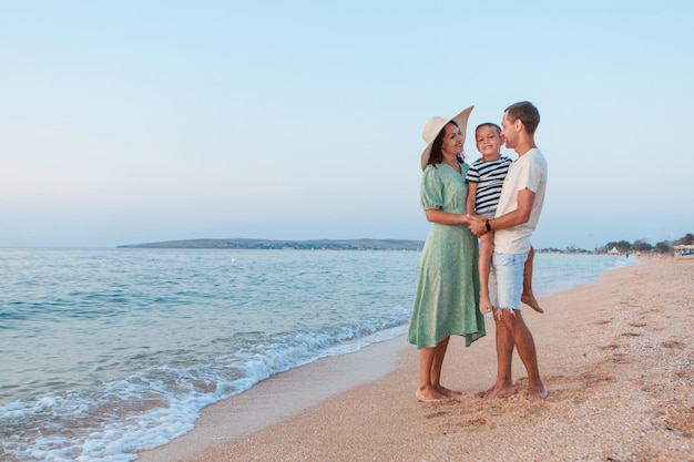 Férias no mar. Uma família caminha pela praia. família de mãos dadas