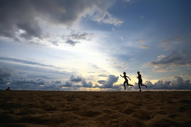 férias, pessoas correm na praia / férias de verão, férias no mar, pessoas felizes descansam