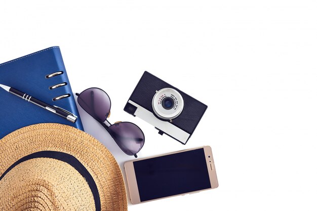 Foto férias plana leigos. chapéu de palha e telefone, óculos de sol e câmera.