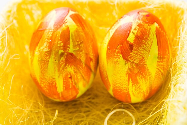 Férias, tradições e conceito de Páscoa - Ovos coloridos decorativos multicoloridos.