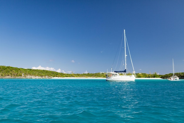 férias, viagens e conceito de mar - barco branco no mar azul