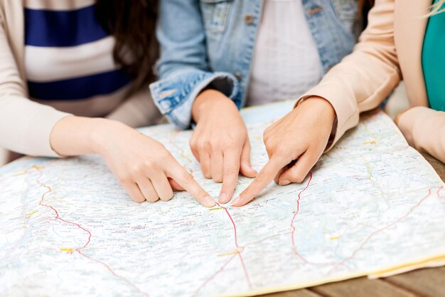 Foto ferien- und tourismuskonzept - frauen mit touristischer karte in der stadt