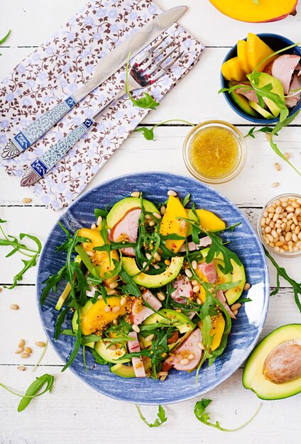 Feriensalat mit geräuchertem Huhn, Mango, Avocado und Rucola. Flach legen. Draufsicht