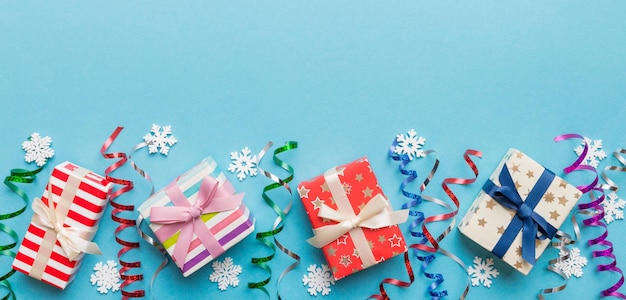 Ferienwohnung lag mit Geschenkboxen in buntes Papier gewickelt und gebunden mit Konfetti auf farbigem Hintergrund dekoriert Weihnachten Geburtstag Valentine und Verkaufskonzept Draufsicht