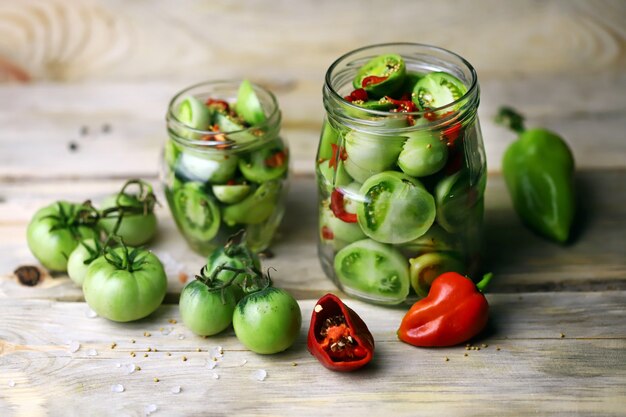 Fermentação de tomates verdes.