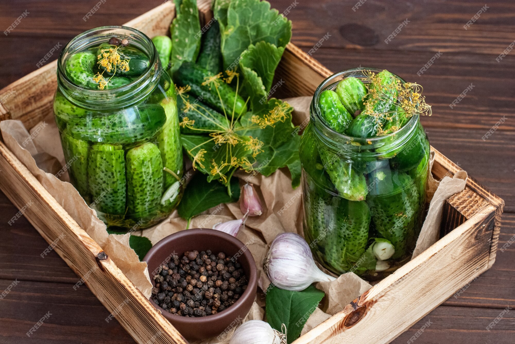 a processo do decapagem pepinos para a inverno dentro vidro frascos.  pepinos e especiarias para decapagem estão liderar Fora dentro frascos.  preservação é preparar. 26714585 Foto de stock no Vecteezy